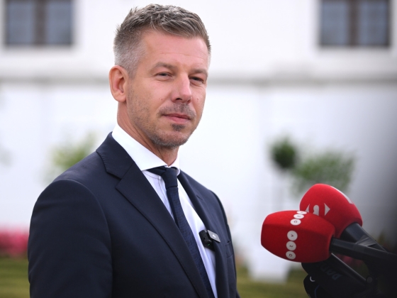 Zárt ajtók mögött egyeztet Magyar Péter a katolikus egyházfővel