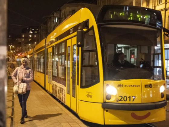 Kidobott a 4-6-os villamosból egy zavartan viselkedő nőt a BKV-ellenőr