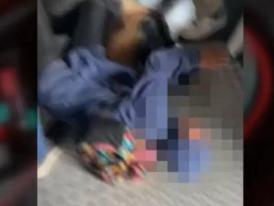 Földre lökte, majd a ruhájánál fogva rángatta le a nőt az ellenőr a 4-es, 6-os villamosról