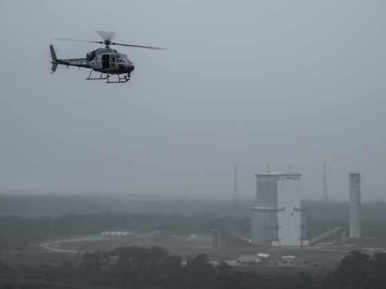 Orosz hadihajó jelzőrakétákat lőtt egy dán helikopter felé