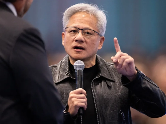 Az Nvidia vezérigazgatója szerint nincs szükség arra, hogy szabályozással lassítsák az MI-fejlesztéseket