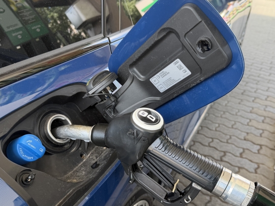 Tudja, miért van az egyik autón a bal, a másikon pedig a jobb oldalon a tanksapka?