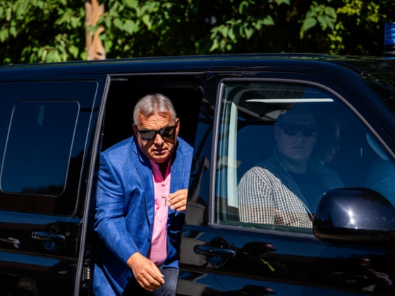 Feltűnt valami különleges Orbán Viktor kisbuszán, de van rá magyarázat