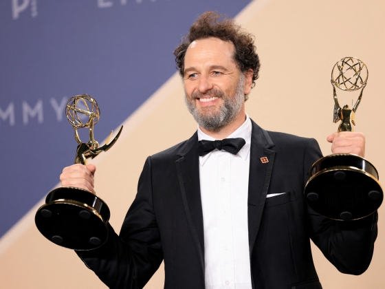 Történelmet írt Matthew Rhys az Emmy-gálán, két sorozatért is elnyerte a legjobb férfi főszereplőnek járó díjat