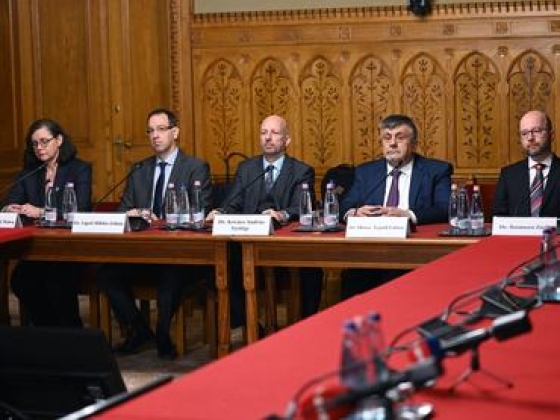 Új alkotmánybírók, ügynökakták, dízeltámogatás és cigarettaár-emelés – sűrű nap elé néz a parlament