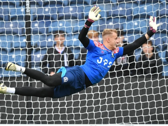 Tóth Balázs a biztos pont a gólvonalon, mögötte nyitva a kapu