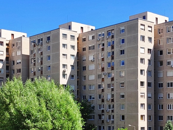 A panellakás lett az idei év legnagyobb vesztese: mutatjuk, mennyivel csökkentek év eleje óta az árak
