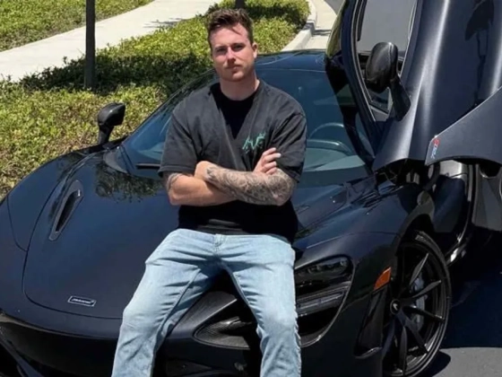 Kettészakadt és kigyulladt a McLaren, meghalt a népszerű autós influenszer – videó