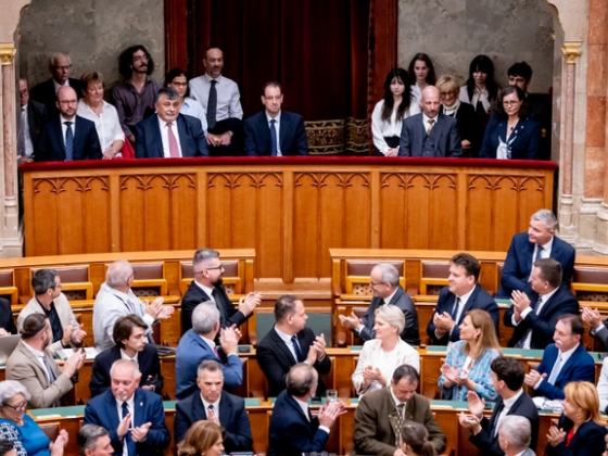 Fideszes bojkott a parlamentben, Magyar Péterék felállva tapsoltak - Az Országgyűlés ülése