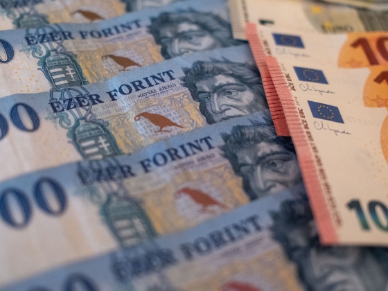 Rossz hír jött kedd reggel a forintról: ennyit ér most az euró