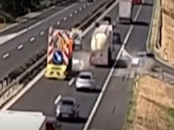 Be akart vágni a kamion elé, az árokban végezte + videó
