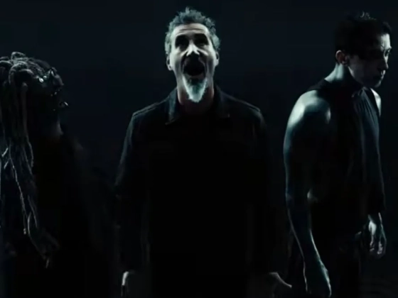 Zenetörténelmi pillanat: elmebeteg zúzásban állt össze először Corey Taylor és Serj Tankian – videó