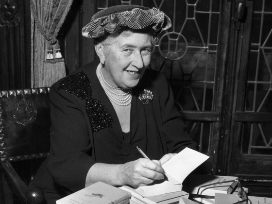 Milyen álnéven írt romantikus regényeket Agatha Christie? Kvíz a világ kedvenc krimiírójáról