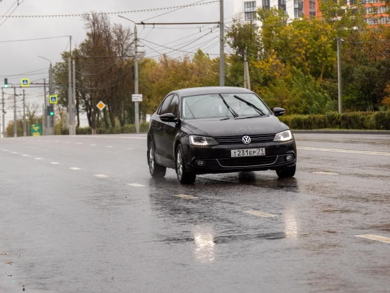 Egy Volkswagen sofőrjét egy gombnyomással elrejthető rendszámtáblával kapták el
