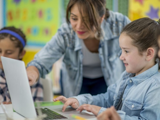 230 laptop iskolai AI-projektekre: elindult a One Digitális Lépéselőny pályázat 