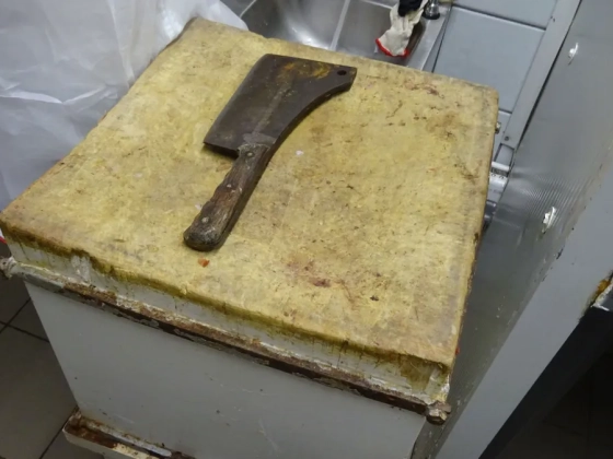 Horrorgíroszost zárt be a Nébih, rovartetemek között készült a hús – videó
