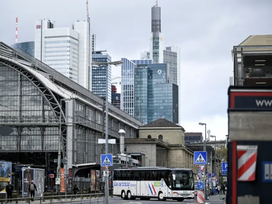 A vasút a legzöldebb, a busz a legpiacibb, mégis a repülést támogatják leginkább