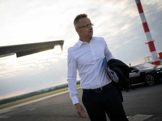 Milliárdokat repültek el Szijjártóék magángépeken – újabb feljelentést tett Orbán Anita