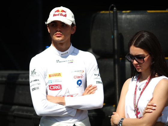 Túl keveset takart húga szoknyája: közel 200 millióval büntették miatta az F1-es legenda fiát és csapatát