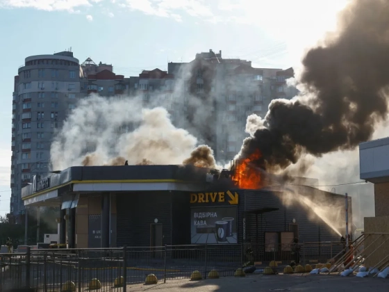 Benzinkutakat lőttek az oroszok Kijevben, az ukránok orosz olajfinomítót