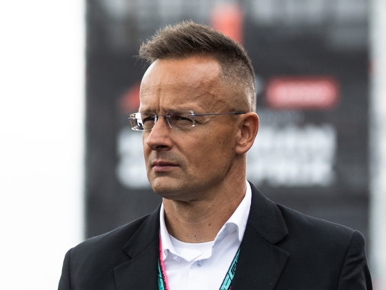 Váratlan helyen készült lesifotó Szijjártó Péterről, miközben a Nemzetbiztonsági Bizottság nem tudja elérni őt