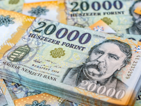 Megérkezett a pénzeső: hirtelen iszonyú sok pénz landolt a magyar megtakarítók számláin