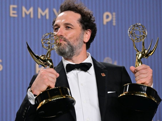 Egy horrorvígjáték-sorozat tarolt az Emmy-gálán, Matthew Rhys pedig történelmet írt