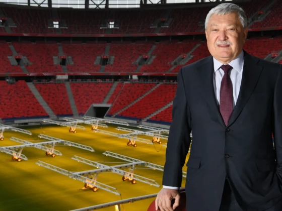 „Ezzel teljessé vált a gyűjteményünk” – Csányi Sándor a Puskás Arénának ítélt Konferencialiga-döntőről