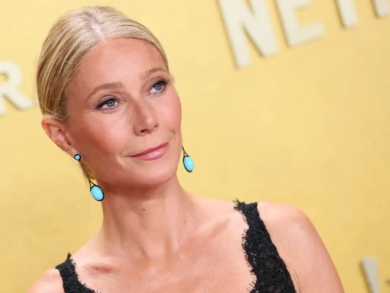 Gwyneth Paltrow félmeztelenül pózolt a hűtő előtt - videó