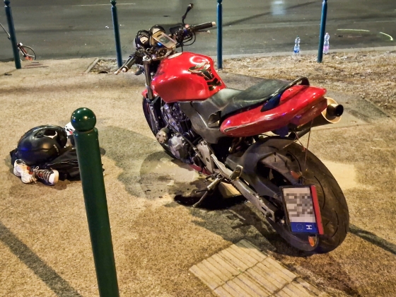 Nem tudni, miért nem ébred fel az édesapa – Egy hónapja szenvedett motorbalesetet a feleségével, két kisgyerek vár segítségre