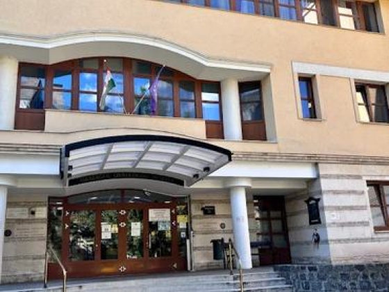 Megszólalt a rendőrség: egy rakás iratot és több gigabájtnyi adatot foglaltak le a Kékgolyóban