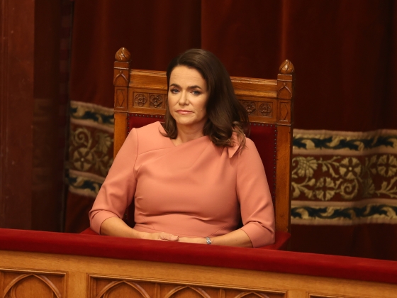 Novák Katalin még fényűzőbb koronázási ajándékot küldött volna III. Károlynak – Újabb pikáns részletek derültek ki a magyar–brit lóbotrányról