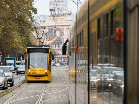 Durva bántalmazás a 4-es, 6-oson, ellenőr lökött a földre, majd húzott le a járműről egy nőt