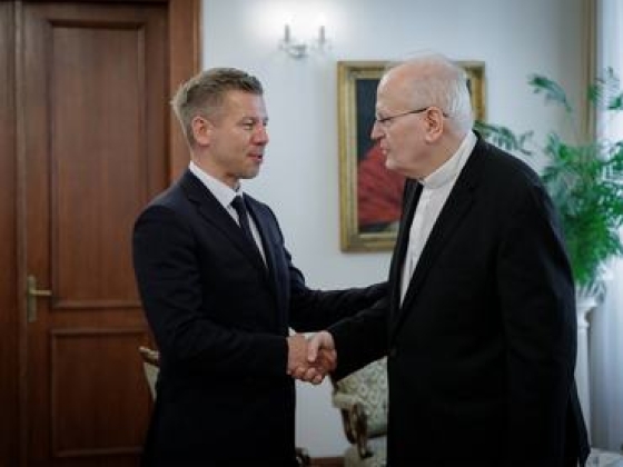 Magyar Péter összehívta a történelmi egyházak vezetőit, napokon belül a pápához utazik