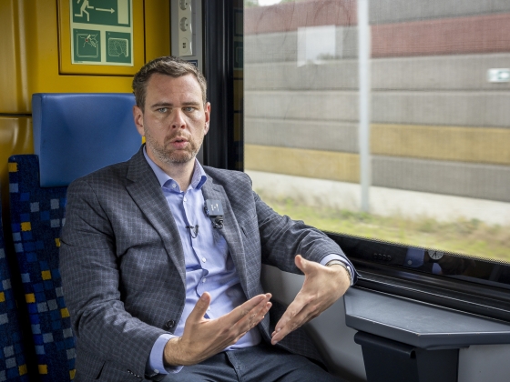 Korlátlan utazás 999 forintért – ezt jelentette be Vitézy Dávid