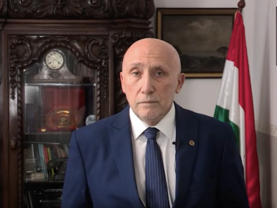 A becsületes munkára figyelmeztette az ügyészeket az átmeneti főnökük egy furcsa hangulatú videóban