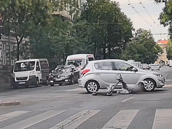 Hatalmasat zakózott egy rolleres, bukósisak nélkül fejelt a betonba