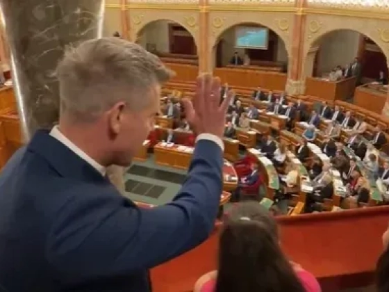 Integessetek a bácsinak – mondta a parlamentbe látogató gyerekeknek Magyar Péter, miután észrevette az őket videózó Pócs Jánost