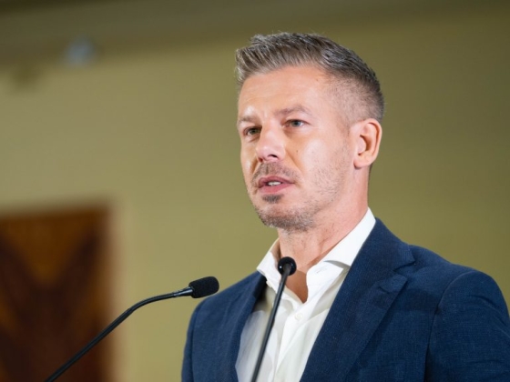 Magyar Péter: Pócs János suttyomban videózta a Parlamentbe látogató gyerekeket