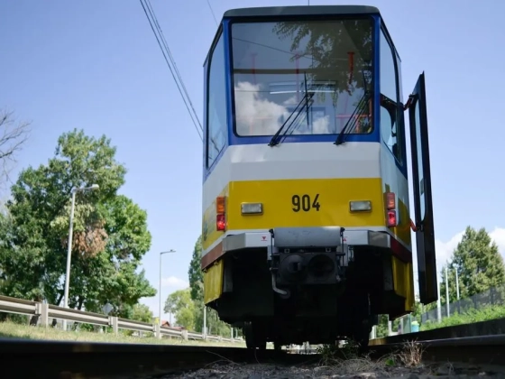Hatalmas csattanás rázta meg Szegedet: több perces késések várhatók