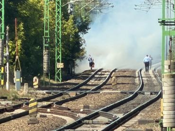 Most jött a hír, teljesen leállt a vonatközlekedés az egyik fő vonalon: Vecsés és Üllő között csaptak fel a lángok