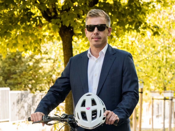 Kiszúrták a fotón, szabálytalan biciklivel ment a kormányülésre Magyar Péter, bírság járt volna érte