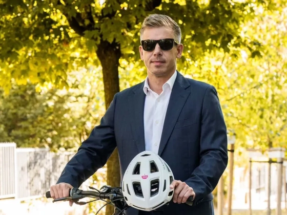 Magyar Péter biciklivel gurult be a kormányülésre