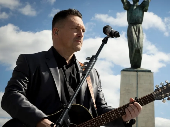 Ákos visszatér