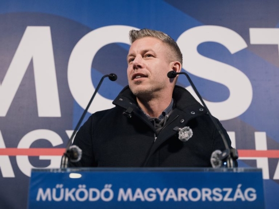 Pécsen folytatja országjárását Magyar Péter