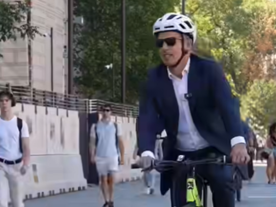 Videón, ahogy Magyar Péter bringával érkezik a Kossuth térre
