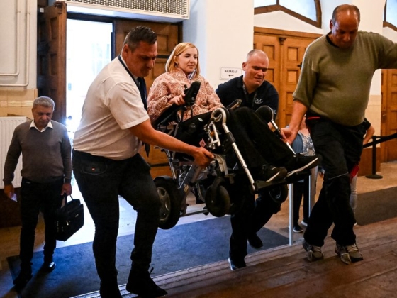 El kellett vágni a gerincvelőmet, hogy használni tudjam a lebénult kezem – mondta a Jókai utcai házomlás áldozata a vádlotti meghallgatások előtt