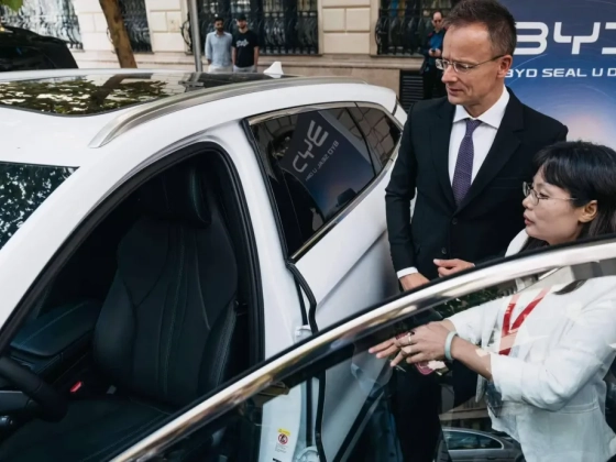Elszántan küzd a Nemzetbiztonsági Bizottság elnöke Szijjártó adataiért, de folyton elgáncsolja a bürokrácia
