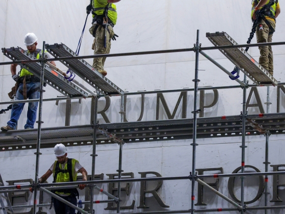 Áll a bál Amerikában: bezár a neves intézmény, miután nem véshették Trump nevét a homlokzatra