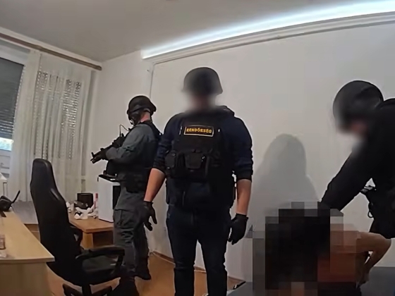 Az FBI szólt a magyar rendőrségnek, hogy egy 16 éves győri fiú AI-chatbottal tervezgetett erőszakos támadást
